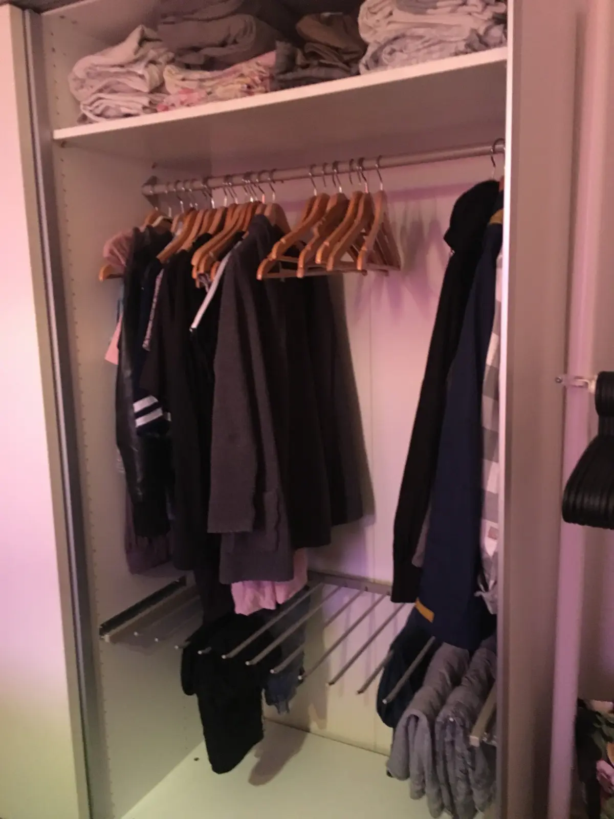 Ein ausgemisteter Kleiderschrank mit vielen leeren Bügeln